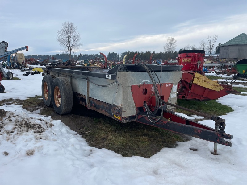 New Idea 3732 Manure Spreader - Single Beater